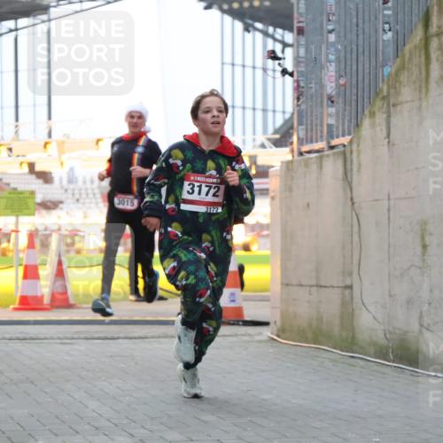 08.12.2024 - St. Pauli X-Mass-Run No. 14 H.Heesch http://msf.ph/oto/7496583 08.12.2024 10:00:33 Ziel 3172, 259, 3013, 3015, 3170, 3172 meine-sportfotos.de