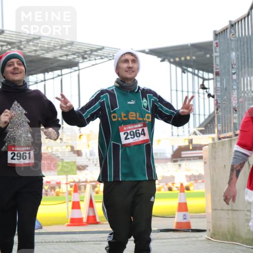 08.12.2024 - St. Pauli X-Mass-Run No. 14 H.Heesch http://msf.ph/oto/7496594 08.12.2024 10:08:29 Ziel 83, 309, 328, 580, 1048, 1058, 1390, 2587, 2716, 2945, 2964, 2968, 2969, 690, 2945, 2961, 2964 meine-sportfotos.de