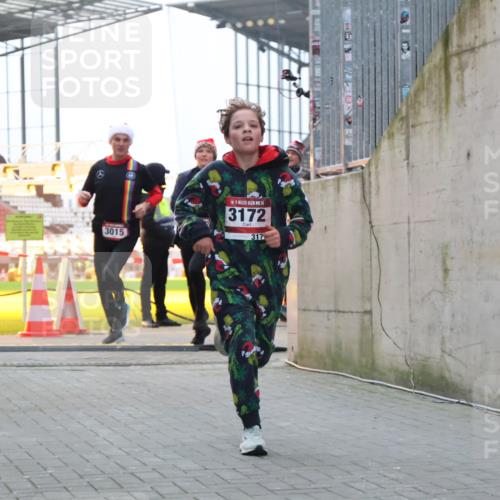 08.12.2024 - St. Pauli X-Mass-Run No. 14 H.Heesch http://msf.ph/oto/7496604 08.12.2024 10:00:33 Ziel 3172, 259, 3013, 3015, 3170, 3172 meine-sportfotos.de