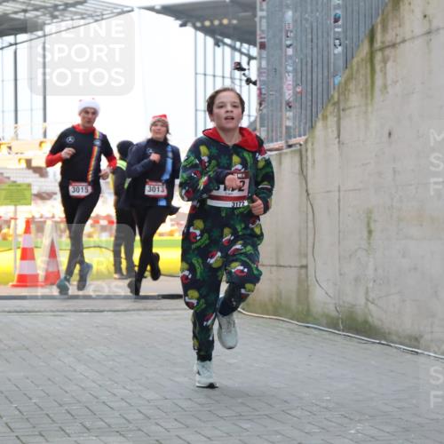 08.12.2024 - St. Pauli X-Mass-Run No. 14 H.Heesch http://msf.ph/oto/7496616 08.12.2024 10:00:34 Ziel 3172, 259, 3013, 3015, 3170, 3172 meine-sportfotos.de