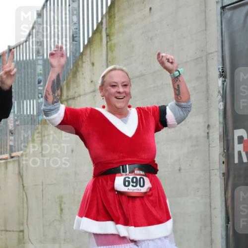 08.12.2024 - St. Pauli X-Mass-Run No. 14 H.Heesch http://msf.ph/oto/7496620 08.12.2024 10:08:29 Ziel 83, 309, 328, 580, 1048, 1058, 1390, 2587, 2716, 2945, 2964, 2968, 2969, 690, 2945, 2961, 2964 meine-sportfotos.de