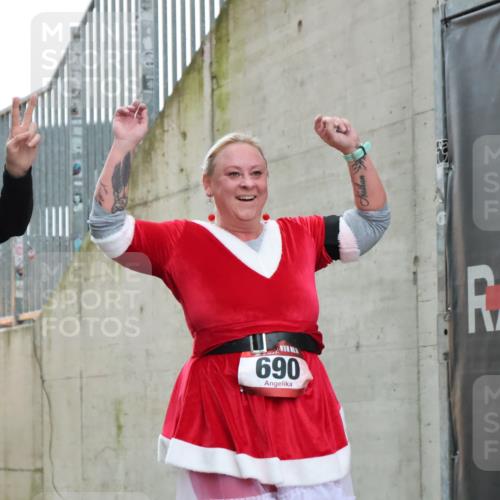 08.12.2024 - St. Pauli X-Mass-Run No. 14 H.Heesch http://msf.ph/oto/7496629 08.12.2024 10:08:30 Ziel 83, 309, 328, 580, 690, 1048, 1058, 1390, 2587, 2716, 2945, 2964, 2968, 2969, 690, 2961, 2964 meine-sportfotos.de