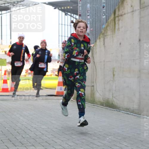 08.12.2024 - St. Pauli X-Mass-Run No. 14 H.Heesch http://msf.ph/oto/7496631 08.12.2024 10:00:34 Ziel 3172, 259, 3013, 3015, 3170, 3172 meine-sportfotos.de