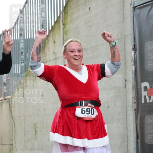 08.12.2024 - St. Pauli X-Mass-Run No. 14 H.Heesch http://msf.ph/oto/7496637 08.12.2024 10:08:30 Ziel 83, 309, 328, 580, 690, 1048, 1058, 1390, 2587, 2716, 2945, 2964, 2968, 2969, 690, 2961, 2964 meine-sportfotos.de