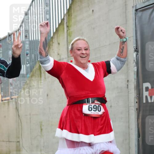 08.12.2024 - St. Pauli X-Mass-Run No. 14 H.Heesch http://msf.ph/oto/7496646 08.12.2024 10:08:30 Ziel 83, 309, 328, 580, 690, 1048, 1058, 1390, 2587, 2716, 2945, 2964, 2968, 2969, 690, 2961, 2964 meine-sportfotos.de