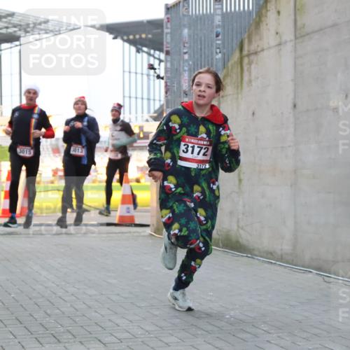 08.12.2024 - St. Pauli X-Mass-Run No. 14 H.Heesch http://msf.ph/oto/7496650 08.12.2024 10:00:34 Ziel 3172, 259, 3013, 3015, 3170, 3172 meine-sportfotos.de