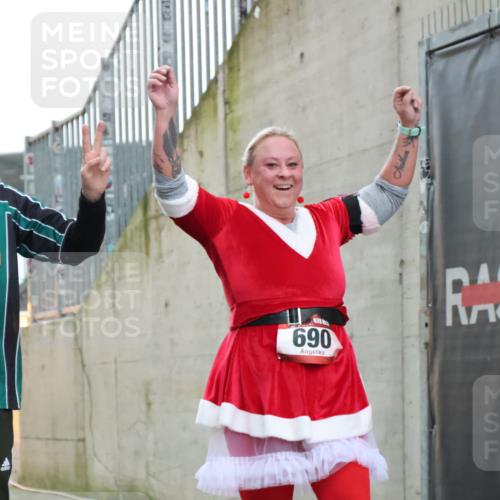 08.12.2024 - St. Pauli X-Mass-Run No. 14 H.Heesch http://msf.ph/oto/7496656 08.12.2024 10:08:30 Ziel 83, 309, 328, 580, 690, 1048, 1058, 1390, 2587, 2716, 2945, 2964, 2968, 2969, 690, 2961, 2964 meine-sportfotos.de