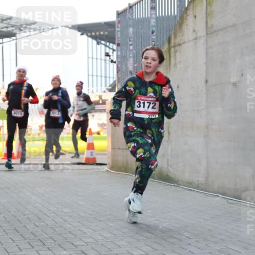 08.12.2024 - St. Pauli X-Mass-Run No. 14 H.Heesch http://msf.ph/oto/7496658 08.12.2024 10:00:34 Ziel 3172, 259, 3013, 3015, 3170, 3172 meine-sportfotos.de