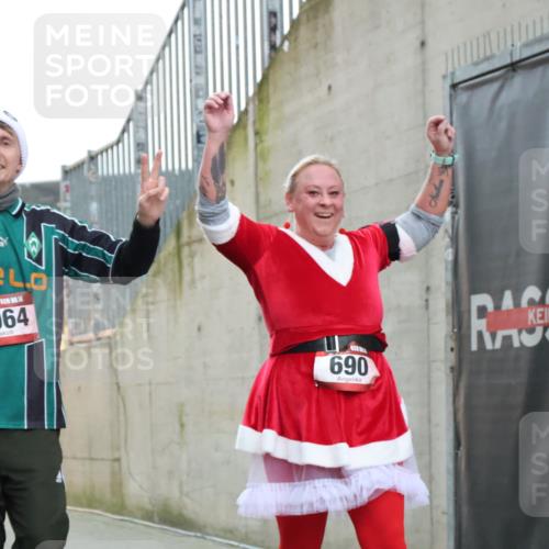 08.12.2024 - St. Pauli X-Mass-Run No. 14 H.Heesch http://msf.ph/oto/7496662 08.12.2024 10:08:30 Ziel 83, 309, 328, 580, 690, 1048, 1058, 1390, 2587, 2716, 2945, 2964, 2968, 2969, 690, 2961, 2964 meine-sportfotos.de