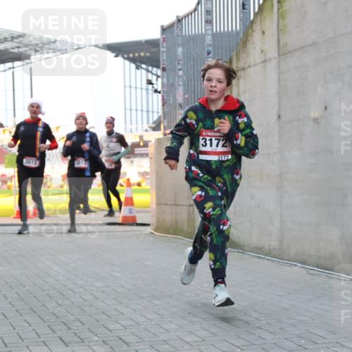 08.12.2024 - St. Pauli X-Mass-Run No. 14 H.Heesch http://msf.ph/oto/7496667 08.12.2024 10:00:34 Ziel 3172, 259, 3013, 3015, 3170, 3172 meine-sportfotos.de