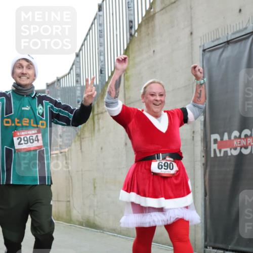 08.12.2024 - St. Pauli X-Mass-Run No. 14 H.Heesch http://msf.ph/oto/7496668 08.12.2024 10:08:30 Ziel 83, 309, 328, 580, 690, 1048, 1058, 1390, 2587, 2716, 2945, 2964, 2968, 2969, 690, 2961, 2964 meine-sportfotos.de