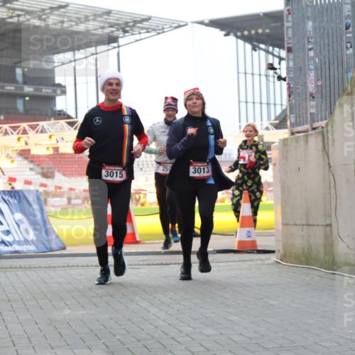 08.12.2024 - St. Pauli X-Mass-Run No. 14 H.Heesch http://msf.ph/oto/7496674 08.12.2024 10:00:35 Ziel 3172, 259, 3013, 3015, 3170, 3172 meine-sportfotos.de