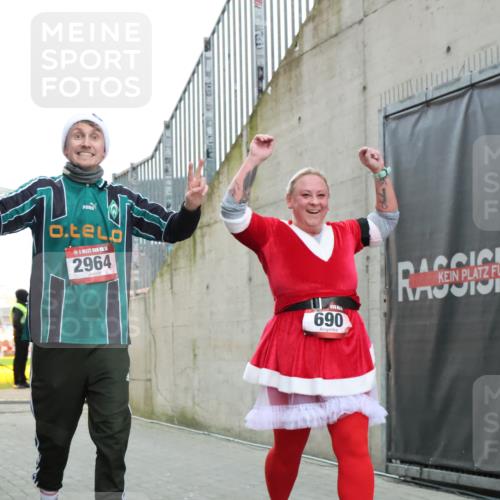 08.12.2024 - St. Pauli X-Mass-Run No. 14 H.Heesch http://msf.ph/oto/7496675 08.12.2024 10:08:30 Ziel 83, 309, 328, 580, 690, 1048, 1058, 1390, 2587, 2716, 2945, 2964, 2968, 2969, 690, 2961, 2964 meine-sportfotos.de