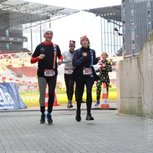 08.12.2024 - St. Pauli X-Mass-Run No. 14 H.Heesch http://msf.ph/oto/7496680 08.12.2024 10:00:35 Ziel 3172, 259, 3013, 3015, 3170, 3172 meine-sportfotos.de