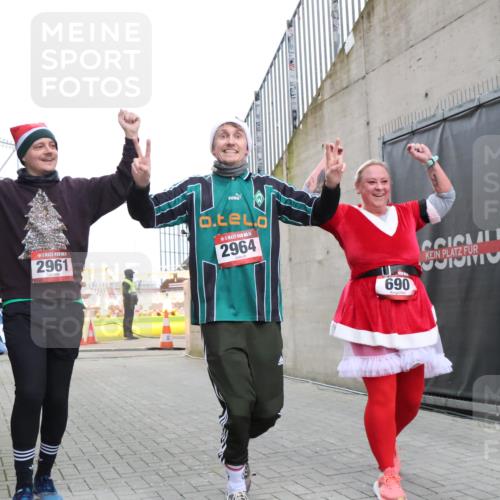 08.12.2024 - St. Pauli X-Mass-Run No. 14 H.Heesch http://msf.ph/oto/7496683 08.12.2024 10:08:30 Ziel 83, 309, 328, 580, 690, 1048, 1058, 1390, 2587, 2716, 2945, 2964, 2968, 2969, 690, 2961, 2964 meine-sportfotos.de