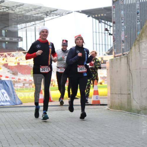 08.12.2024 - St. Pauli X-Mass-Run No. 14 H.Heesch http://msf.ph/oto/7496686 08.12.2024 10:00:35 Ziel 3172, 259, 3013, 3015, 3170, 3172 meine-sportfotos.de