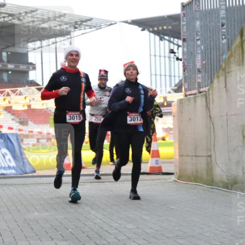 08.12.2024 - St. Pauli X-Mass-Run No. 14 H.Heesch http://msf.ph/oto/7496691 08.12.2024 10:00:35 Ziel 3172, 259, 3013, 3015, 3170, 3172 meine-sportfotos.de