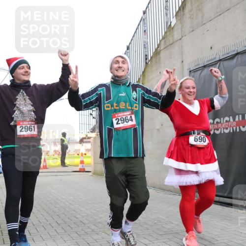 08.12.2024 - St. Pauli X-Mass-Run No. 14 H.Heesch http://msf.ph/oto/7496693 08.12.2024 10:08:31 Ziel 83, 309, 328, 580, 690, 1048, 1058, 1390, 2587, 2716, 2945, 2961, 2964, 2968, 2969, 690, 2961, 2964 meine-sportfotos.de