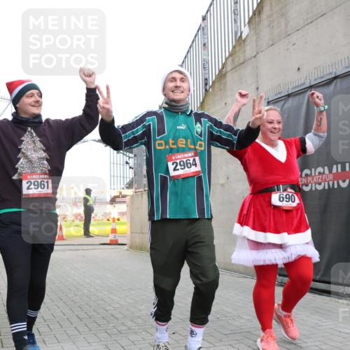 08.12.2024 - St. Pauli X-Mass-Run No. 14 H.Heesch http://msf.ph/oto/7496698 08.12.2024 10:08:31 Ziel 83, 309, 328, 580, 690, 1048, 1058, 1390, 2587, 2716, 2945, 2961, 2964, 2968, 2969, 690, 2961, 2964 meine-sportfotos.de
