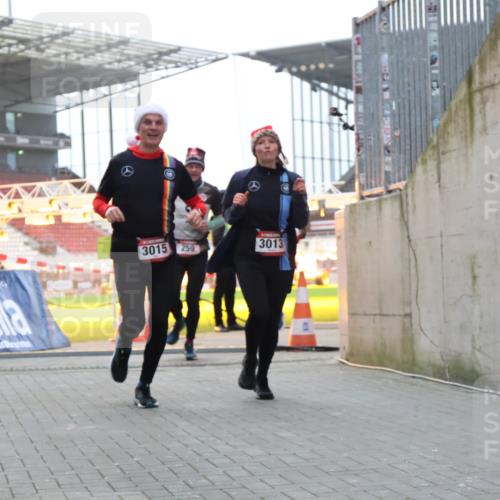 08.12.2024 - St. Pauli X-Mass-Run No. 14 H.Heesch http://msf.ph/oto/7496703 08.12.2024 10:00:35 Ziel 3172, 259, 3013, 3015, 3170, 3172 meine-sportfotos.de