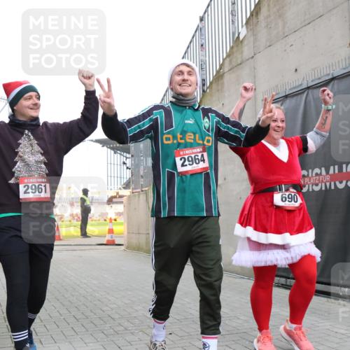 08.12.2024 - St. Pauli X-Mass-Run No. 14 H.Heesch http://msf.ph/oto/7496705 08.12.2024 10:08:31 Ziel 83, 309, 328, 580, 690, 1048, 1058, 1390, 2587, 2716, 2945, 2961, 2964, 2968, 2969, 690, 2961, 2964 meine-sportfotos.de