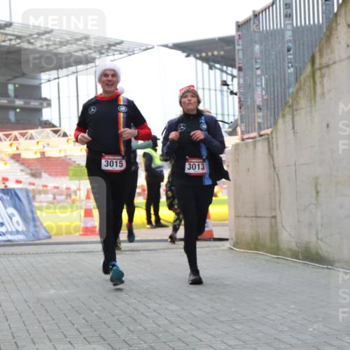 08.12.2024 - St. Pauli X-Mass-Run No. 14 H.Heesch http://msf.ph/oto/7496720 08.12.2024 10:00:35 Ziel 3172, 259, 3013, 3015, 3170, 3172 meine-sportfotos.de