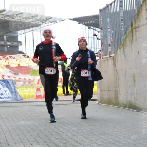 08.12.2024 - St. Pauli X-Mass-Run No. 14 H.Heesch http://msf.ph/oto/7496726 08.12.2024 10:00:35 Ziel 3172, 259, 3013, 3015, 3170, 3172 meine-sportfotos.de
