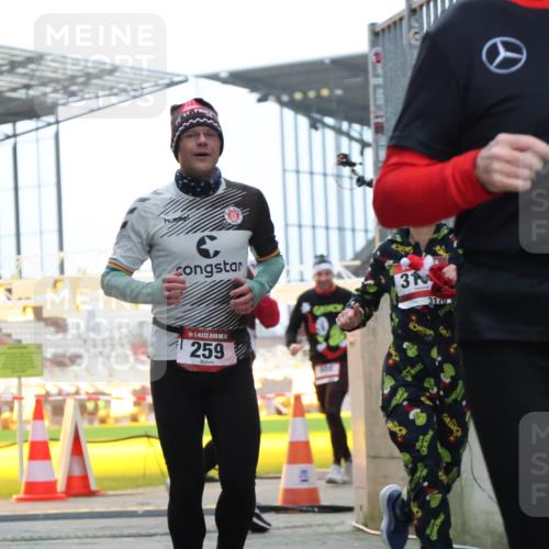 08.12.2024 - St. Pauli X-Mass-Run No. 14 H.Heesch http://msf.ph/oto/7496735 08.12.2024 10:00:37 Ziel 3013, 3015, 3172, 174, 259, 608, 3013, 3015, 3170 meine-sportfotos.de