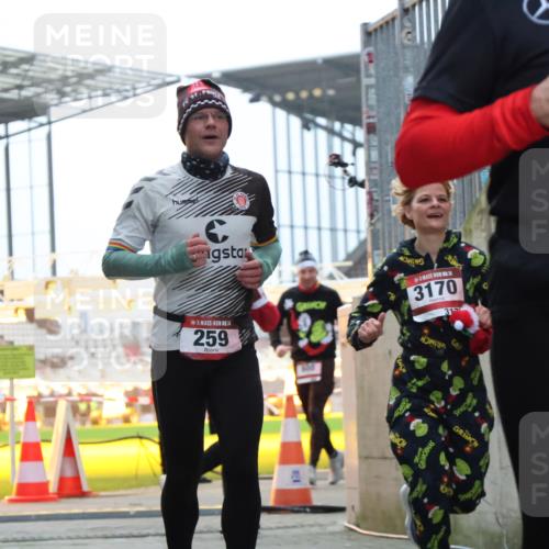 08.12.2024 - St. Pauli X-Mass-Run No. 14 H.Heesch http://msf.ph/oto/7496737 08.12.2024 10:00:37 Ziel 3013, 3015, 3172, 174, 259, 608, 3013, 3015, 3170 meine-sportfotos.de