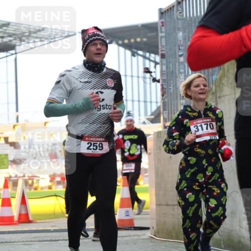 08.12.2024 - St. Pauli X-Mass-Run No. 14 H.Heesch http://msf.ph/oto/7496743 08.12.2024 10:00:37 Ziel 3013, 3015, 3172, 174, 259, 608, 3013, 3015, 3170 meine-sportfotos.de