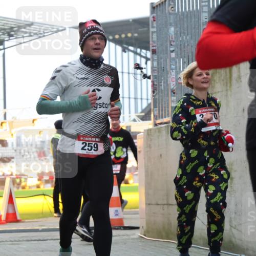 08.12.2024 - St. Pauli X-Mass-Run No. 14 H.Heesch http://msf.ph/oto/7496748 08.12.2024 10:00:37 Ziel 3013, 3015, 3172, 174, 259, 608, 3013, 3015, 3170 meine-sportfotos.de
