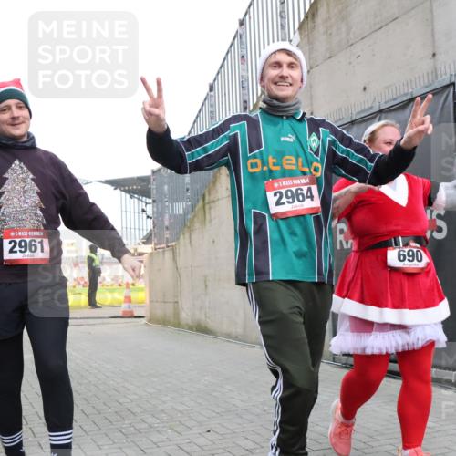 08.12.2024 - St. Pauli X-Mass-Run No. 14 H.Heesch http://msf.ph/oto/7496754 08.12.2024 10:08:31 Ziel 83, 309, 328, 580, 690, 1048, 1058, 1390, 2587, 2716, 2945, 2961, 2964, 2968, 2969, 690, 2961, 2964 meine-sportfotos.de