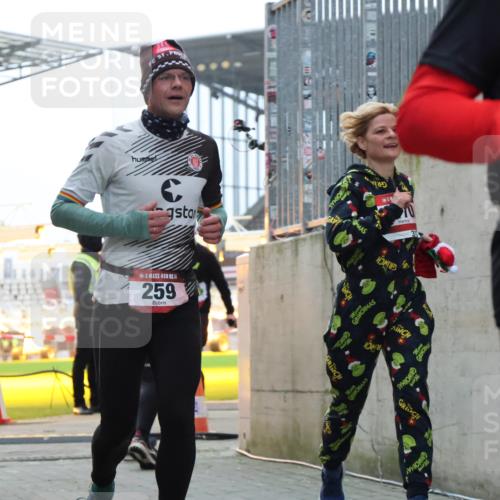 08.12.2024 - St. Pauli X-Mass-Run No. 14 H.Heesch http://msf.ph/oto/7496756 08.12.2024 10:00:37 Ziel 3013, 3015, 3172, 174, 259, 608, 3013, 3015, 3170 meine-sportfotos.de