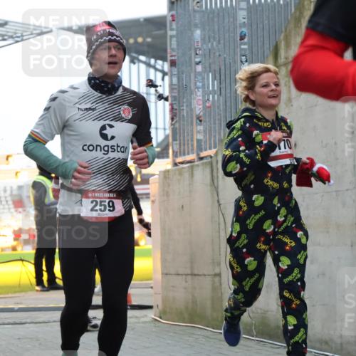 08.12.2024 - St. Pauli X-Mass-Run No. 14 H.Heesch http://msf.ph/oto/7496763 08.12.2024 10:00:37 Ziel 3013, 3015, 3172, 174, 259, 608, 3013, 3015, 3170 meine-sportfotos.de