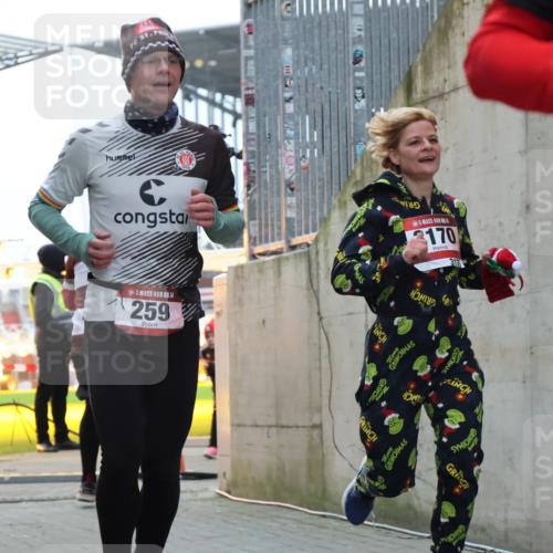 08.12.2024 - St. Pauli X-Mass-Run No. 14 H.Heesch http://msf.ph/oto/7496765 08.12.2024 10:00:37 Ziel 3013, 3015, 3172, 174, 259, 608, 3013, 3015, 3170 meine-sportfotos.de