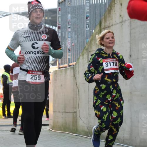 08.12.2024 - St. Pauli X-Mass-Run No. 14 H.Heesch http://msf.ph/oto/7496769 08.12.2024 10:00:38 Ziel 259, 3013, 3015, 3170, 3172, 174, 259, 484, 608, 3013, 3015, 3170 meine-sportfotos.de