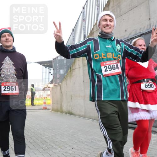 08.12.2024 - St. Pauli X-Mass-Run No. 14 H.Heesch http://msf.ph/oto/7496772 08.12.2024 10:08:31 Ziel 83, 309, 328, 580, 690, 1048, 1058, 1390, 2587, 2716, 2945, 2961, 2964, 2968, 2969, 690, 2961, 2964 meine-sportfotos.de