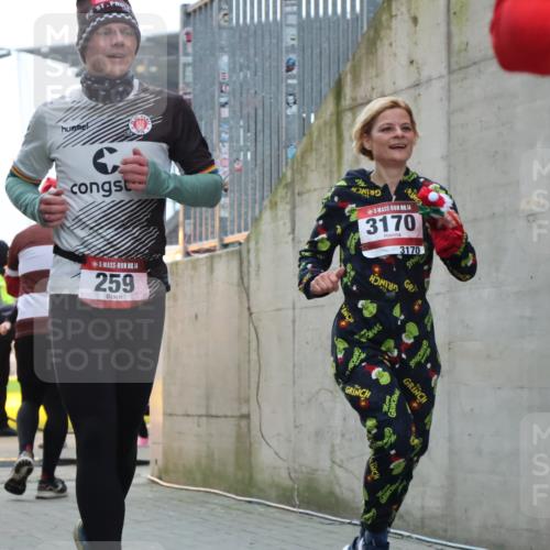 08.12.2024 - St. Pauli X-Mass-Run No. 14 H.Heesch http://msf.ph/oto/7496776 08.12.2024 10:00:38 Ziel 259, 3013, 3015, 3170, 3172, 174, 259, 484, 608, 3013, 3015, 3170 meine-sportfotos.de