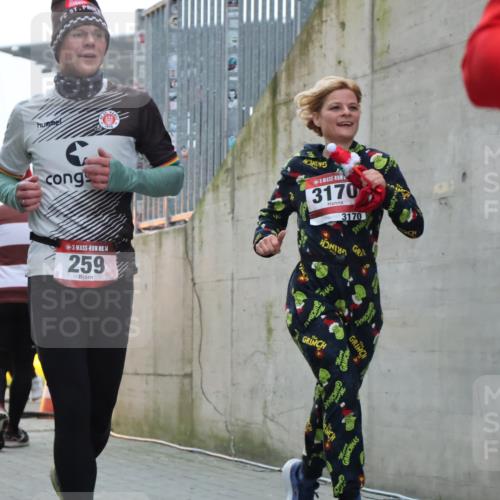 08.12.2024 - St. Pauli X-Mass-Run No. 14 H.Heesch http://msf.ph/oto/7496782 08.12.2024 10:00:38 Ziel 259, 3013, 3015, 3170, 3172, 174, 259, 484, 608, 3013, 3015, 3170 meine-sportfotos.de