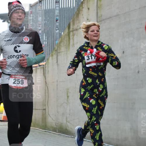 08.12.2024 - St. Pauli X-Mass-Run No. 14 H.Heesch http://msf.ph/oto/7496788 08.12.2024 10:00:38 Ziel 259, 3013, 3015, 3170, 3172, 174, 259, 484, 608, 3013, 3015, 3170 meine-sportfotos.de