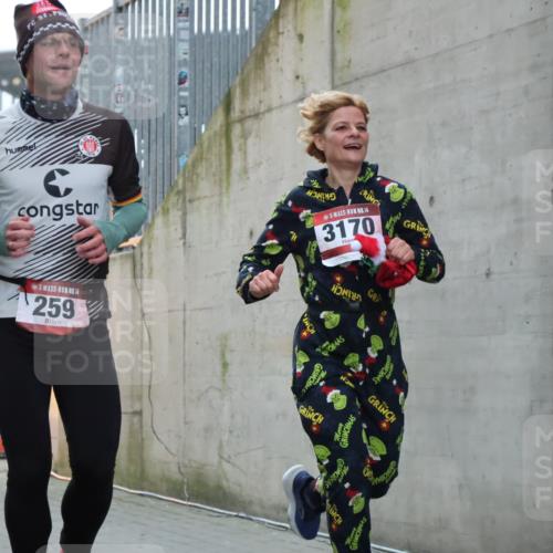 08.12.2024 - St. Pauli X-Mass-Run No. 14 H.Heesch http://msf.ph/oto/7496793 08.12.2024 10:00:38 Ziel 259, 3013, 3015, 3170, 3172, 174, 259, 484, 608, 3013, 3015, 3170 meine-sportfotos.de