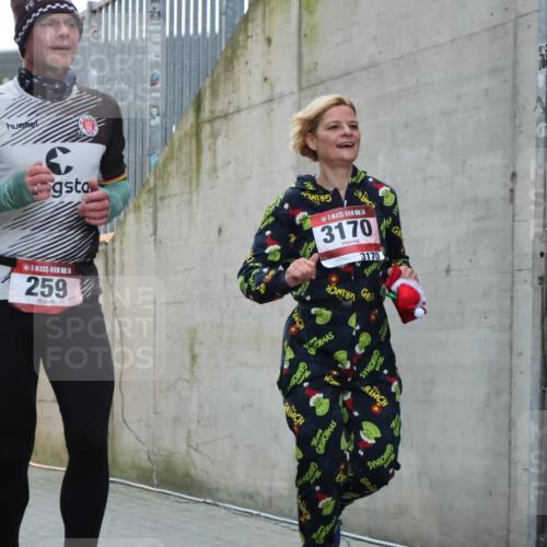 08.12.2024 - St. Pauli X-Mass-Run No. 14 H.Heesch http://msf.ph/oto/7496799 08.12.2024 10:00:38 Ziel 259, 3013, 3015, 3170, 3172, 174, 259, 484, 608, 3013, 3015, 3170 meine-sportfotos.de
