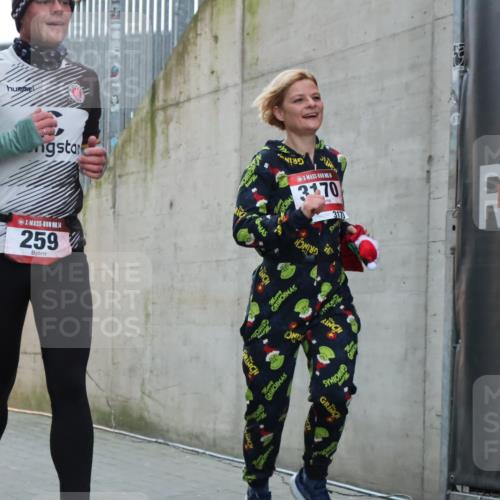 08.12.2024 - St. Pauli X-Mass-Run No. 14 H.Heesch http://msf.ph/oto/7496805 08.12.2024 10:00:38 Ziel 259, 3013, 3015, 3170, 3172, 174, 259, 484, 608, 3013, 3015, 3170 meine-sportfotos.de