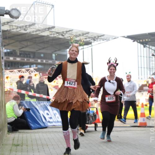 08.12.2024 - St. Pauli X-Mass-Run No. 14 H.Heesch http://msf.ph/oto/7496815 08.12.2024 10:08:41 Ziel 690, 1423, 2945, 2961, 2964, 485, 997, 1026, 1423 meine-sportfotos.de