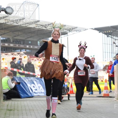 08.12.2024 - St. Pauli X-Mass-Run No. 14 H.Heesch http://msf.ph/oto/7496831 08.12.2024 10:08:41 Ziel 690, 1423, 2945, 2961, 2964, 485, 997, 1026, 1423 meine-sportfotos.de