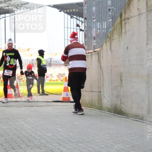 08.12.2024 - St. Pauli X-Mass-Run No. 14 H.Heesch http://msf.ph/oto/7496836 08.12.2024 10:00:39 Ziel 259, 3013, 3015, 3170, 3172, 174, 259, 484, 608, 3170 meine-sportfotos.de