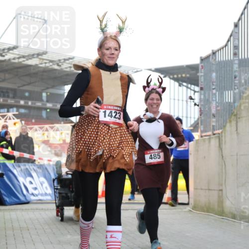 08.12.2024 - St. Pauli X-Mass-Run No. 14 H.Heesch http://msf.ph/oto/7496837 08.12.2024 10:08:42 Ziel 485, 690, 1423, 2961, 2964, 485, 997, 1026, 1423, 2753 meine-sportfotos.de