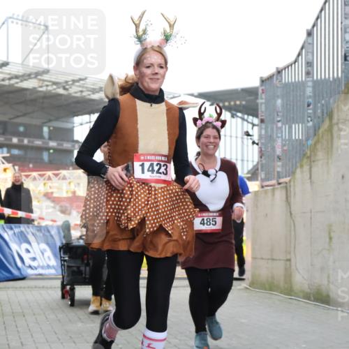 08.12.2024 - St. Pauli X-Mass-Run No. 14 H.Heesch http://msf.ph/oto/7496854 08.12.2024 10:08:42 Ziel 485, 690, 1423, 2961, 2964, 485, 997, 1026, 1423, 2753 meine-sportfotos.de