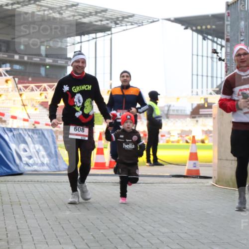 08.12.2024 - St. Pauli X-Mass-Run No. 14 H.Heesch http://msf.ph/oto/7496858 08.12.2024 10:00:41 Ziel 259, 3013, 3015, 3170, 3172, 174, 484, 608, 1393 meine-sportfotos.de