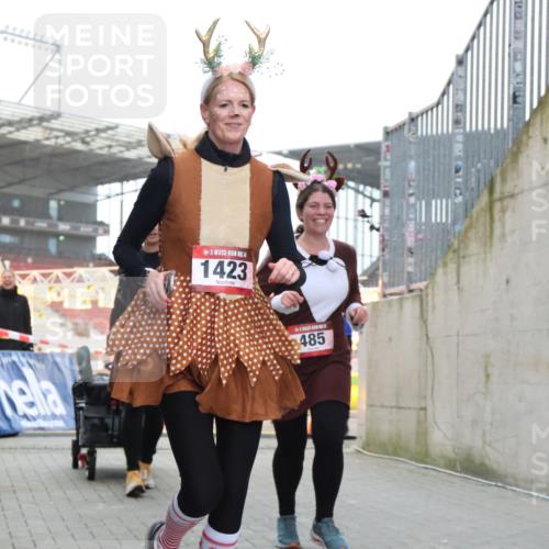 08.12.2024 - St. Pauli X-Mass-Run No. 14 H.Heesch http://msf.ph/oto/7496860 08.12.2024 10:08:42 Ziel 485, 690, 1423, 2961, 2964, 485, 997, 1026, 1423, 2753 meine-sportfotos.de